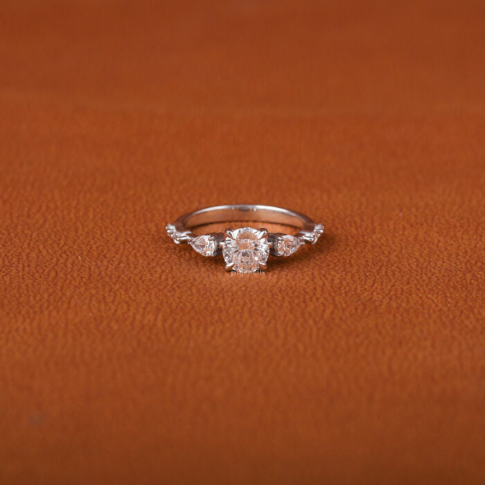 round diamond engagement ring